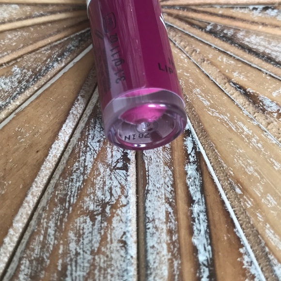 🥰 NWT Victoria's Secret Lip Lacquer in Runway - Picture 2 of 4
